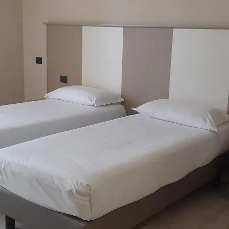 Jr Gate 7 Bologna 4* カルデラーラ・ディ・レーノ